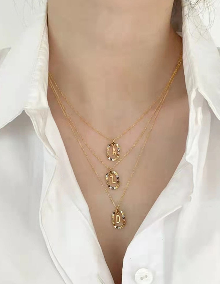 Collier Bijou Lettre Dorée et pierres de couleur Collier Bijou Lettre Dorée et pierres de couleur
