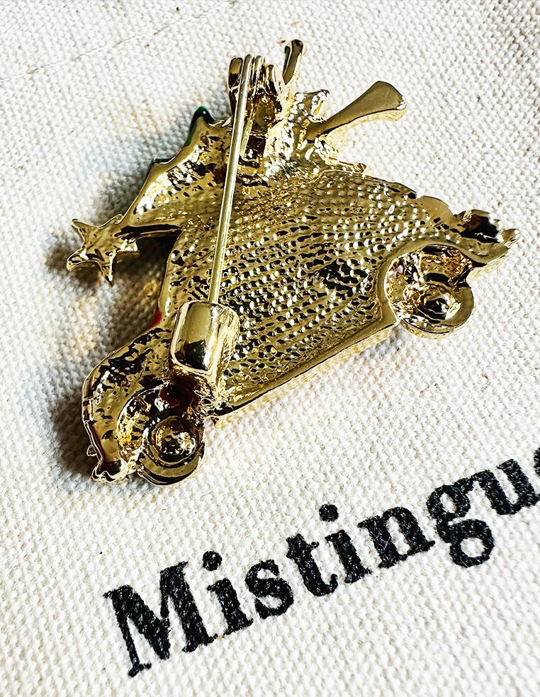 Broche sapin de noel avec voiture rouge