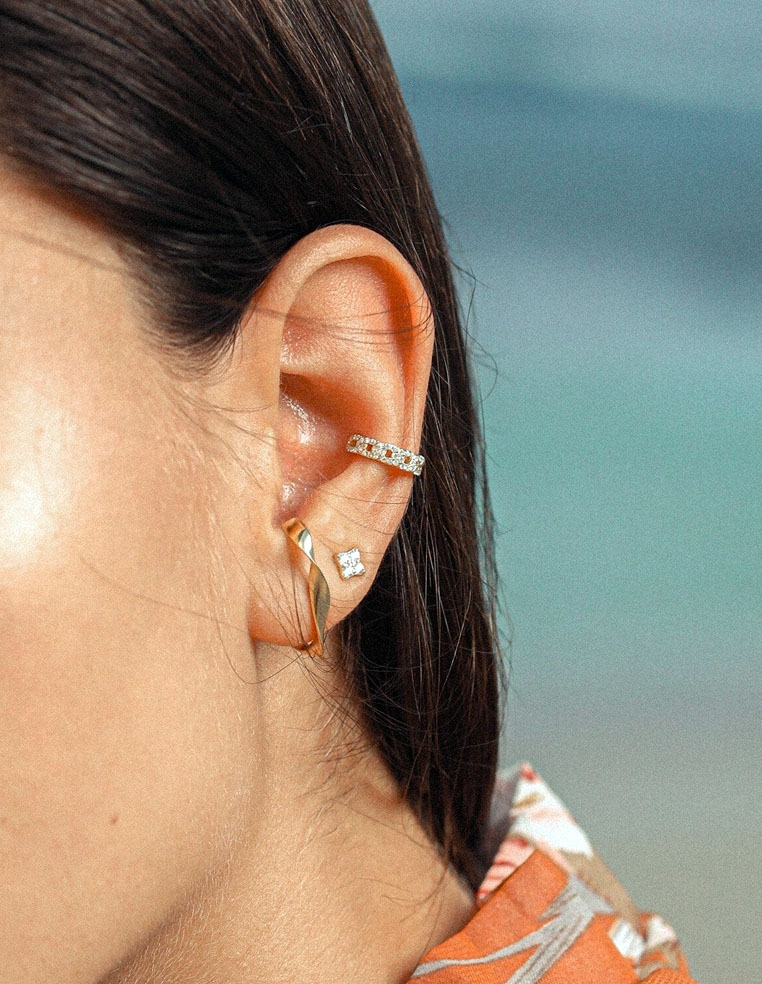 piercing en forme de trèfle à quatre feuilles.