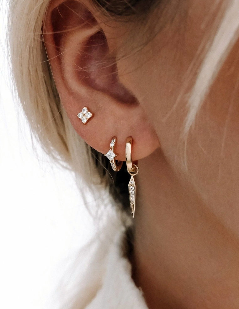 Composition oreille avec plusieurs piercing