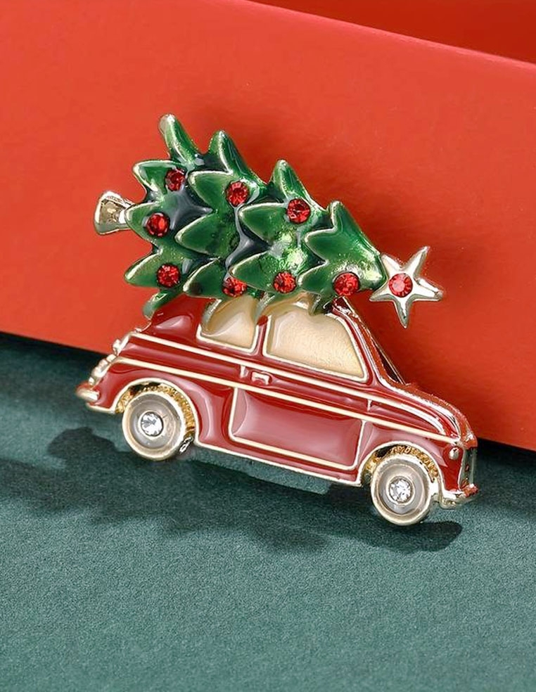 Broche sapin de noel avec voiture rouge