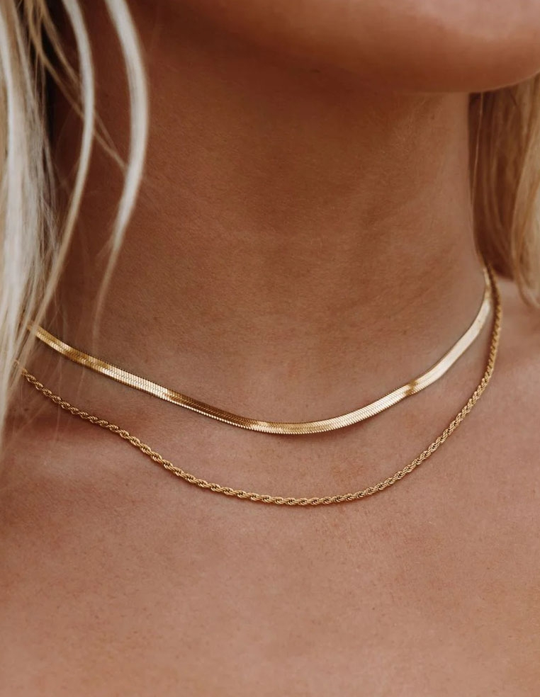 Collier doré ras du cou torsadé pour femme