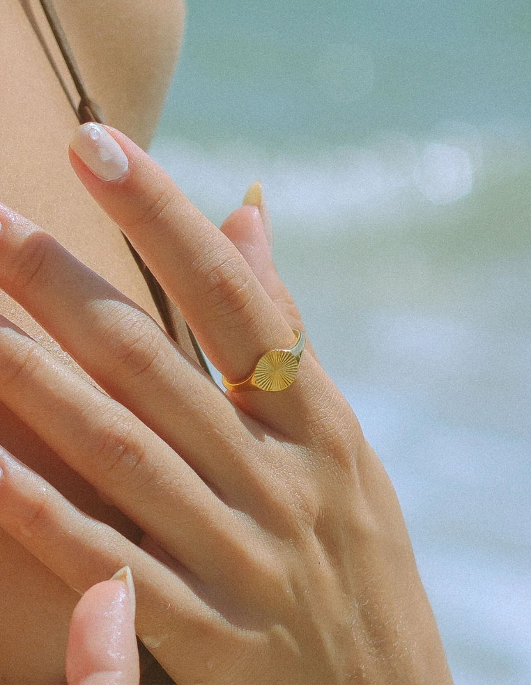 bague dorée pour femme motif stries et soleil bague dorée pour femme motif stries et soleil