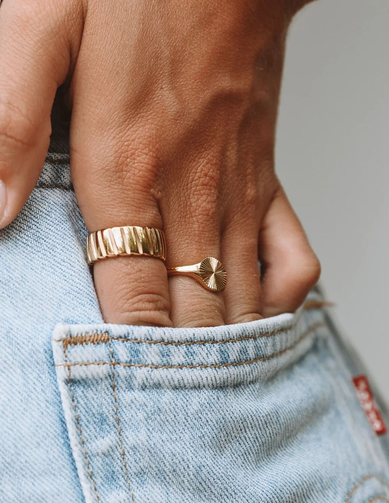 bague dorée pour femme motif stries et soleil bague dorée pour femme motif stries et soleil