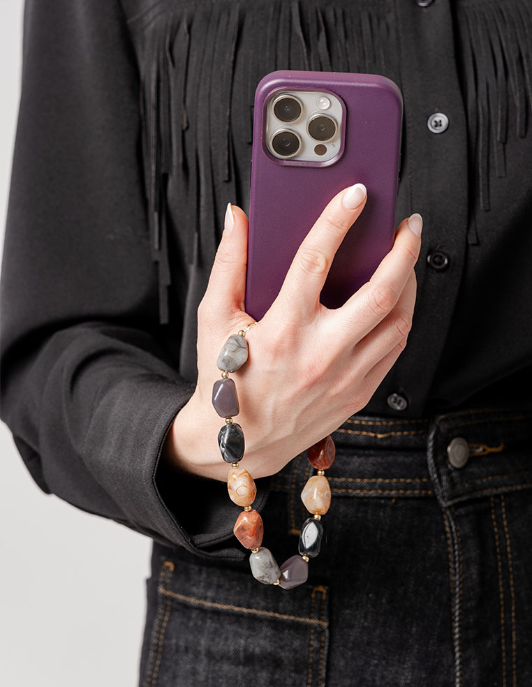 coque iPhone mauve aubergine avec chaine de téléphone perles