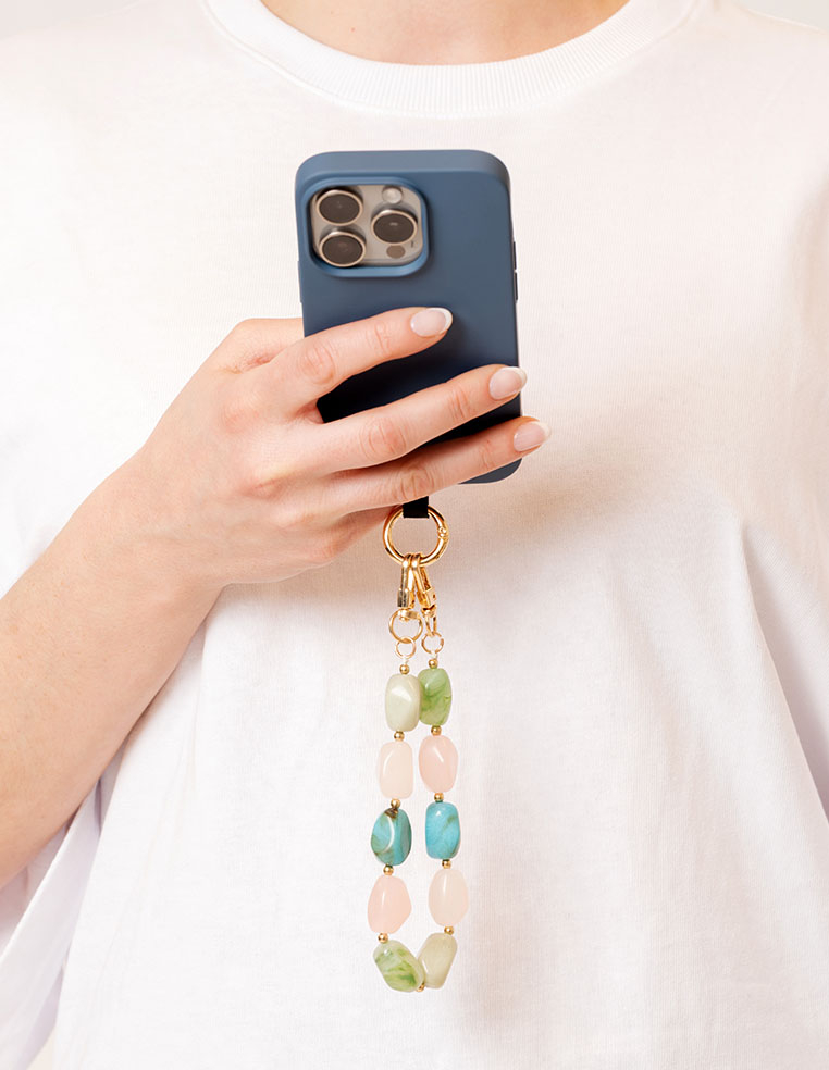 coque iPhone bleue et bijou de téléphone perles 2