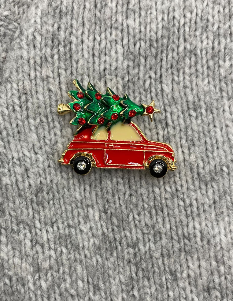 Broche sapin de noel avec voiture rouge