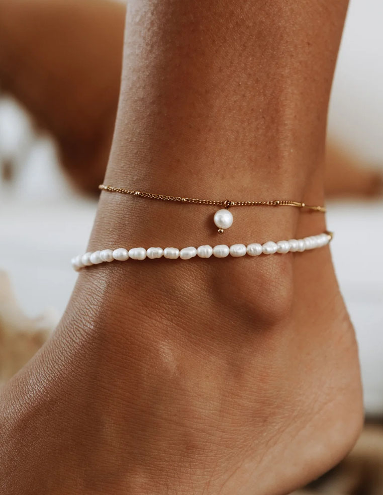 chaînette de cheville perle d'eau douce bijou tendance pour les vacances 2