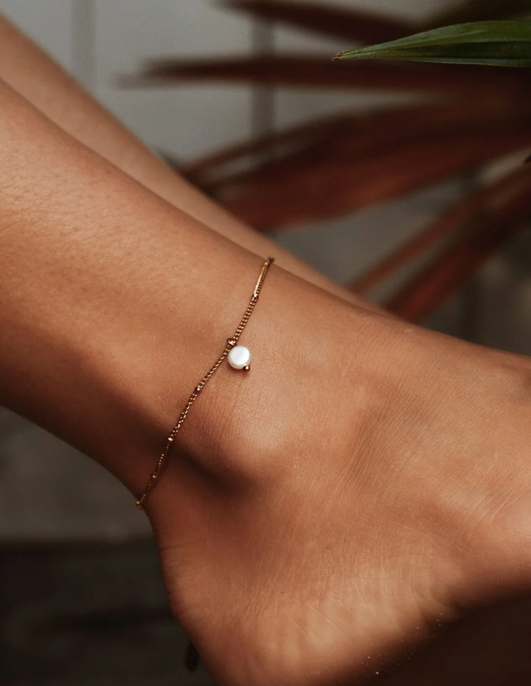 chaînette de cheville perle d'eau douce bijou tendance pour les vacances