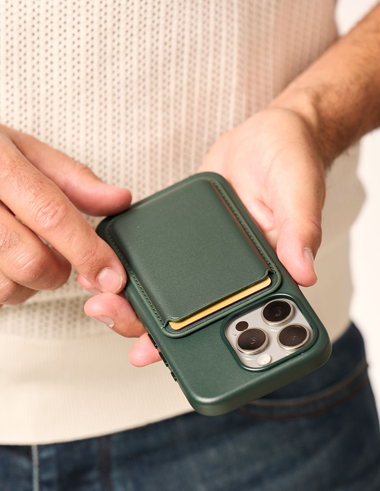 Porte‑cartes en cuir vert foret pour iPhone avec MagSafe