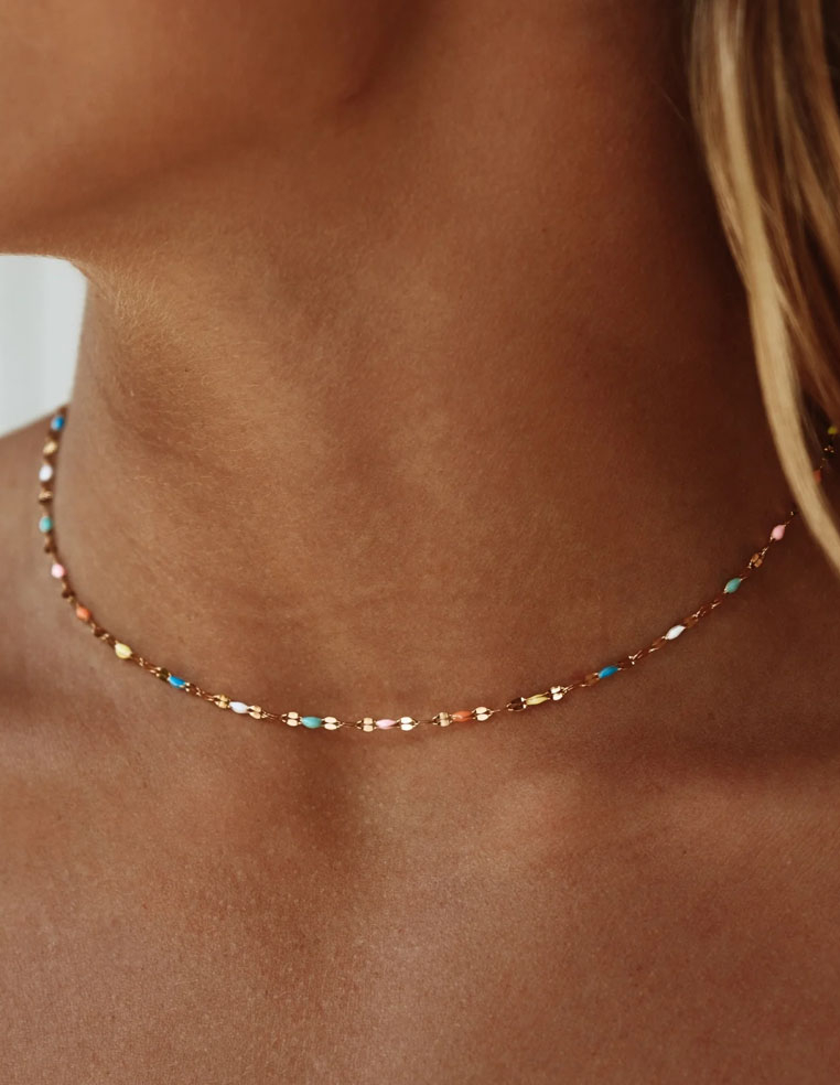 Collier choker petites perles de couleur arc en ciel en plaqué or 18k