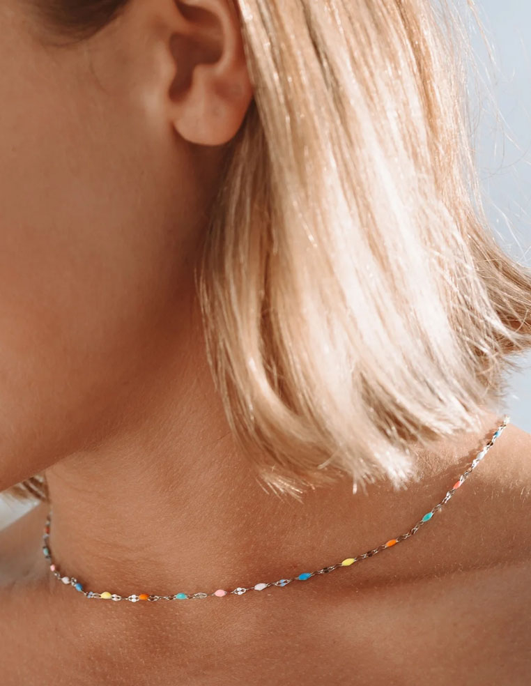 Collier choker petites perles de couleur arc en ciel en plaqué or 18k Collier choker petites perles de couleur arc en ciel en plaqué or 18k