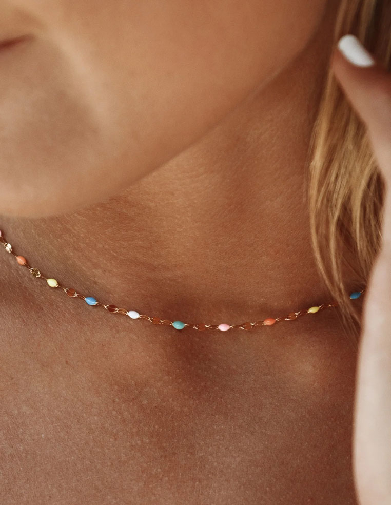 Collier choker petites perles de couleur arc en ciel en plaqué or 18k 2