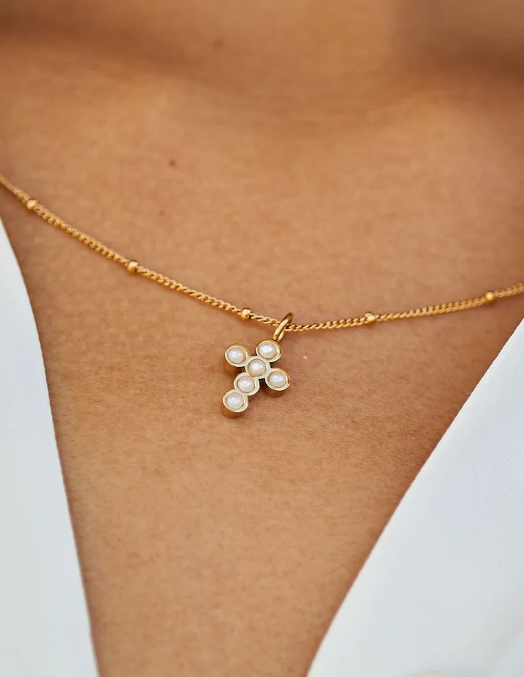 Collier pendentif croix et perles nacrées plaqué or pour femme