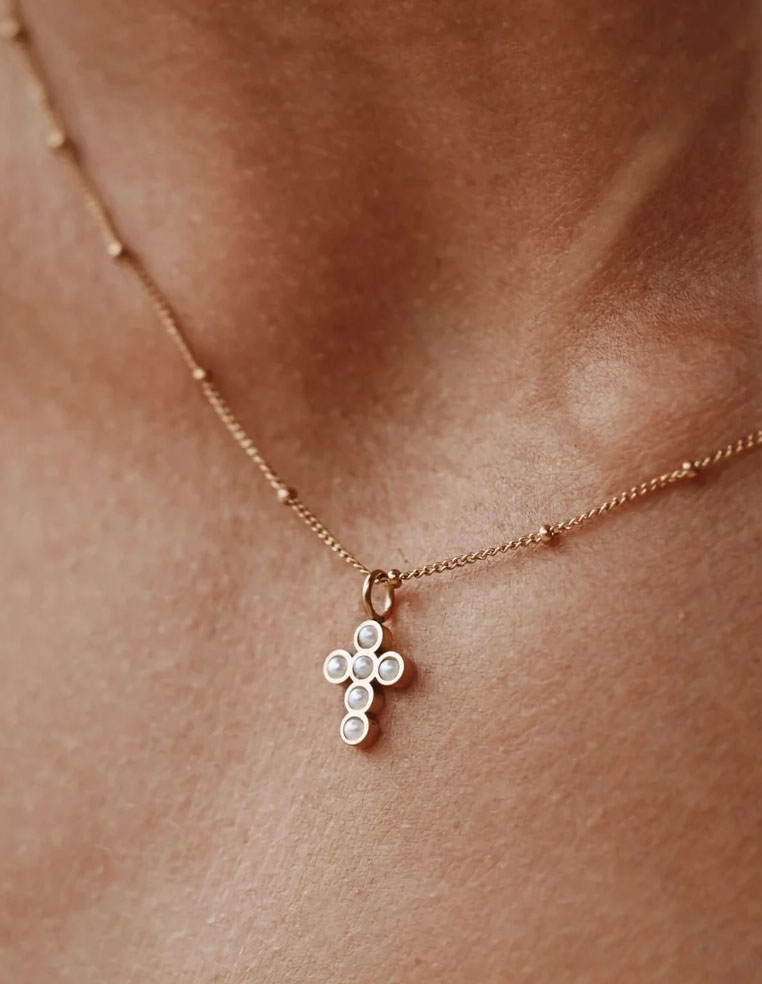 Collier pendentif croix et perles nacrées plaqué or pour femme 2