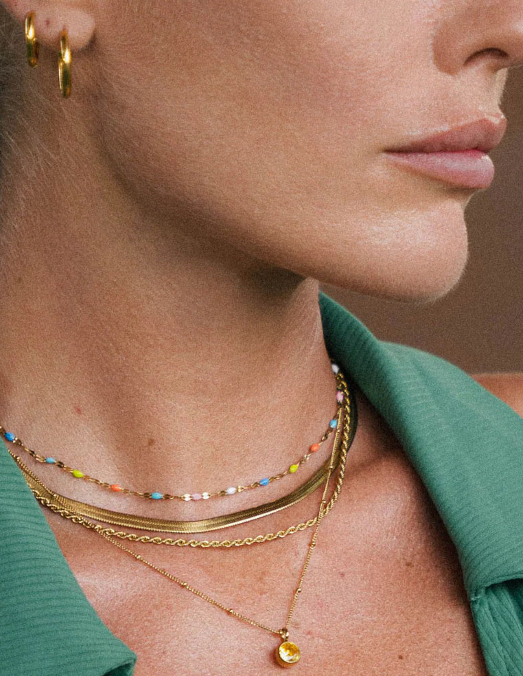 Collier choker petites perles de couleur arc en ciel en plaqué or 18k Collier choker petites perles de couleur arc en ciel en plaqué or 18k