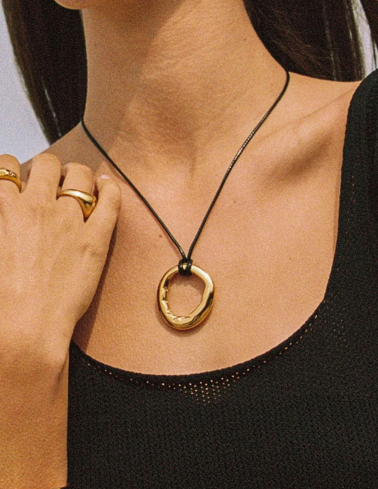 collier cordon noir en cuir ajustable et rond cercle en plaqué or doré