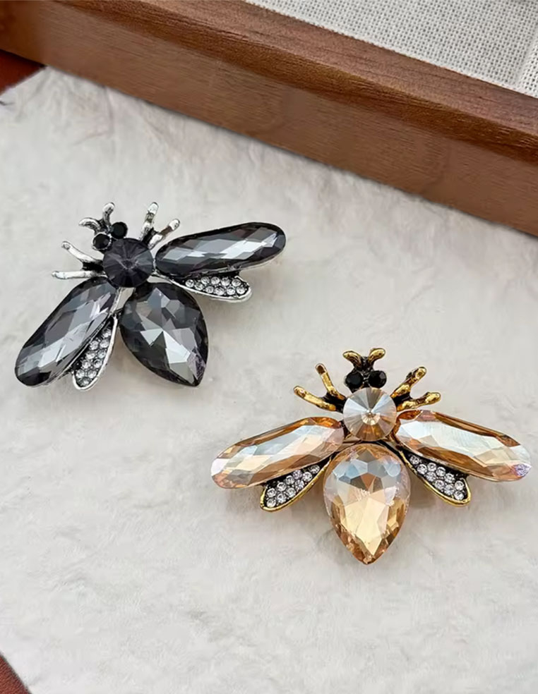 Broche abeille dorée en verre pour femme