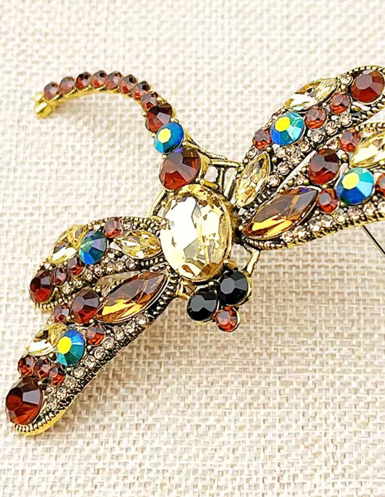 Broche pour femme en forme de libellule