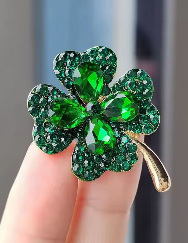 Broche porte bonheur en forme de trèfle à quatre feuille couleur vert Broche porte bonheur en forme de trèfle à quatre feuille couleur vert