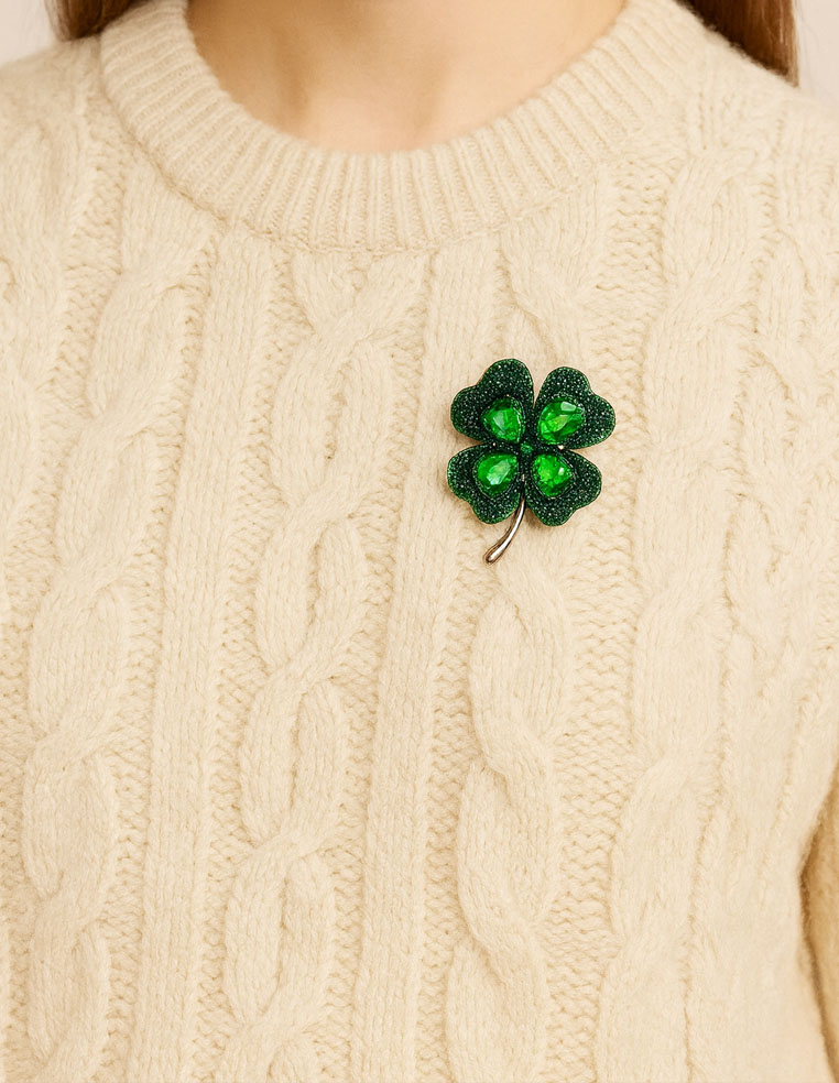 Broche porte bonheur en forme de trèfle à quatre feuille couleur vert Broche porte bonheur en forme de trèfle à quatre feuille couleur vert