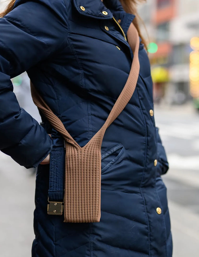 Pochette universelle iPhone en forme de chaussette bandoulière tricotée pocket marron longueur 80 cm