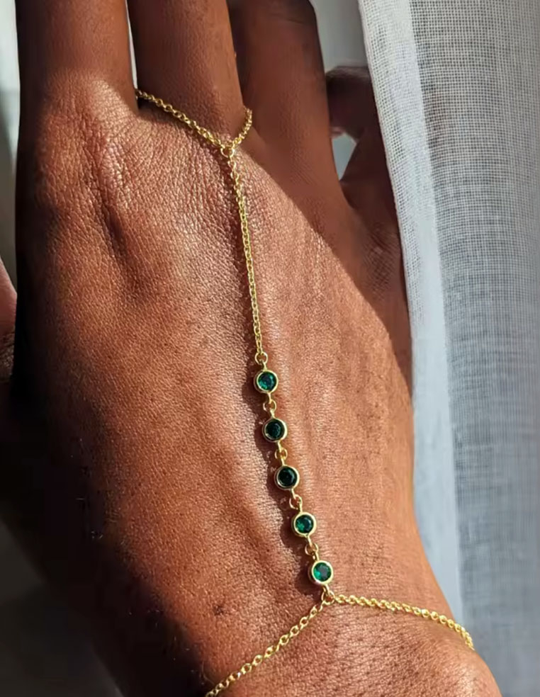 Chaîne de main dorée pierres vert émeraude 2