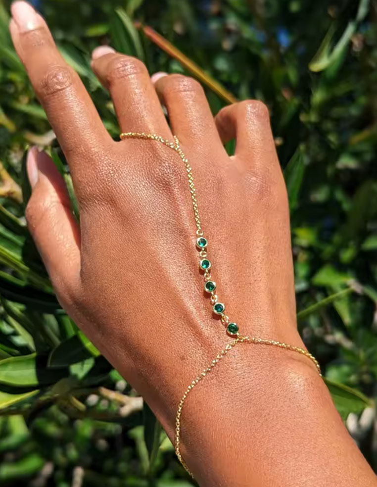 Chaîne de main dorée pierres vert émeraude