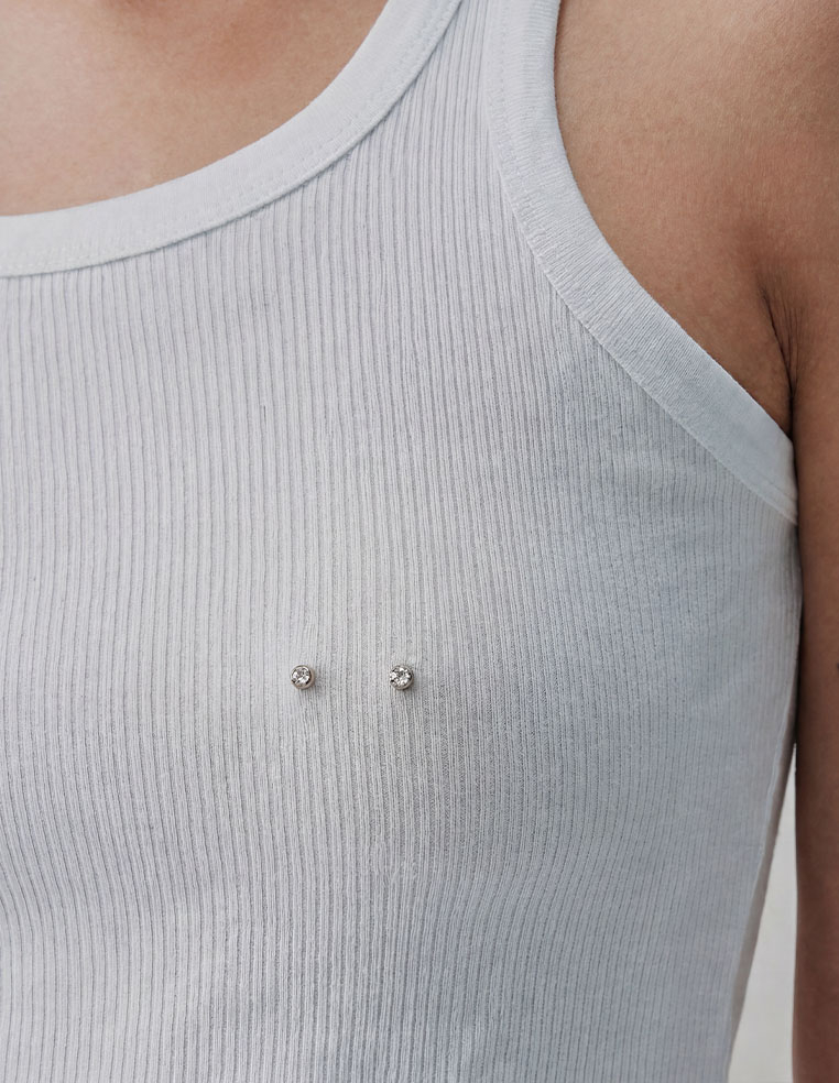Piercing de poitrine pour femme