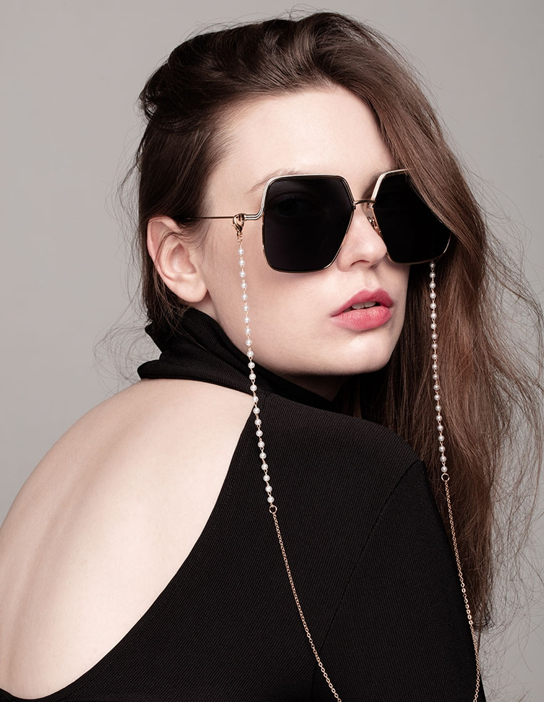 Chaîne à Lunettes dorée et perles blanches Chaîne à Lunettes dorée et perles blanches