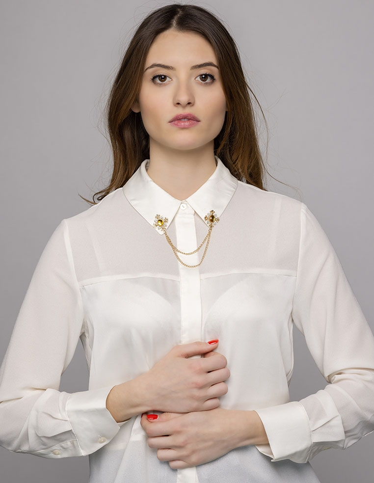 Broche de col dorée pour femme